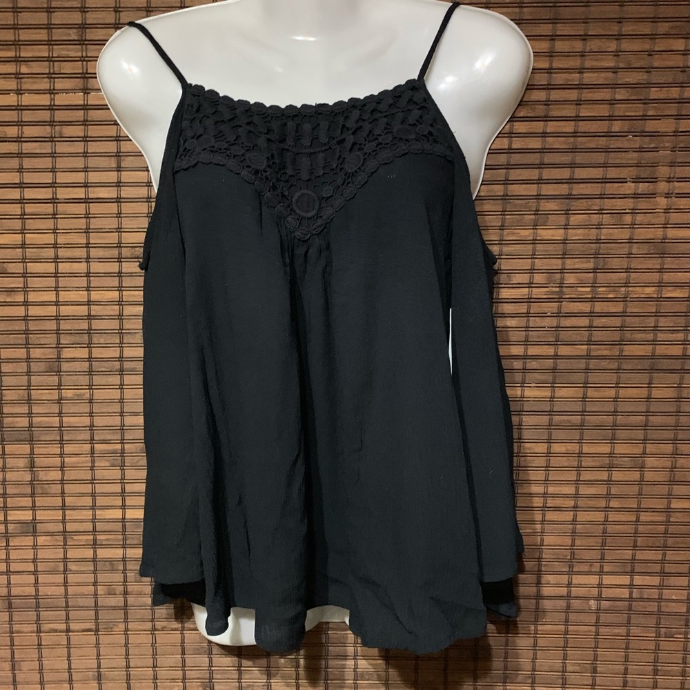 NWT Cold shoulder top